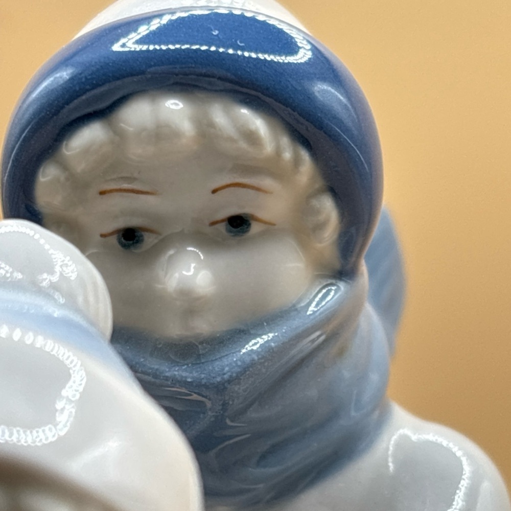 Porcelain Sledding Figurine - Blue and White home decoration made in Mexico ❄️ - Picture 12 of 12